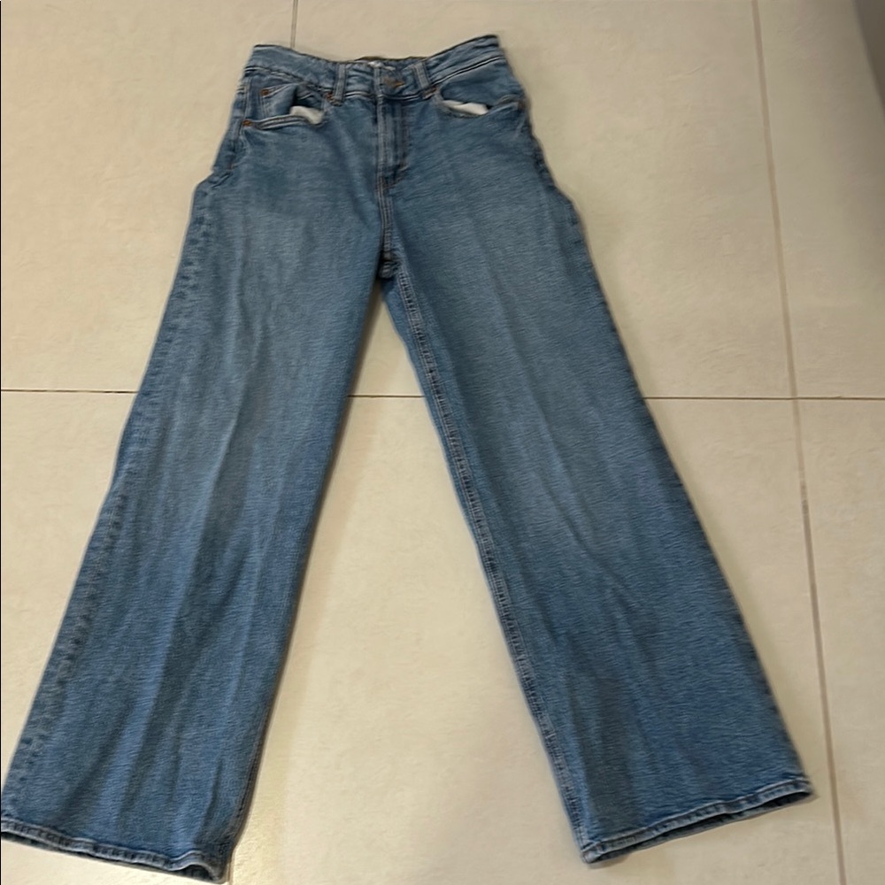 HM wide leg jeans size 4
Mediums denim rinse